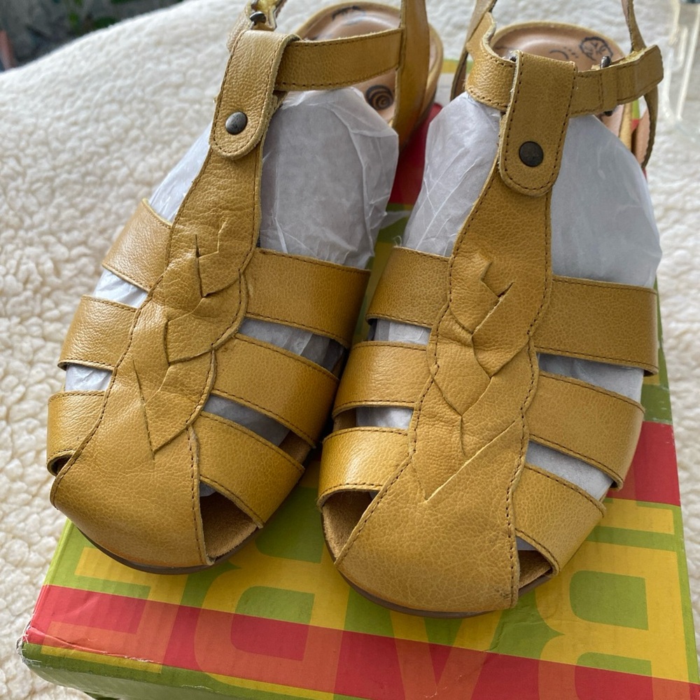 BareTraps Mustard Yellow Women’s Sandals Size 9 M